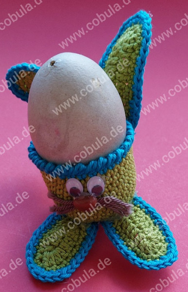 Handarbeit Osterhasen Eierbecher mit Gesicht gehäkelt Farbe Grün / Türkis