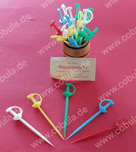 DDR 20 Happenspiesse Degen Plaste im Holzfässchen Vintage