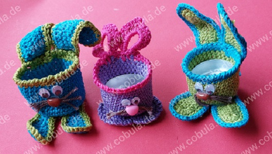 Handarbeit Osterhasen Eierbecher mit Gesicht gehäkelt Farbe Grün / Türkis